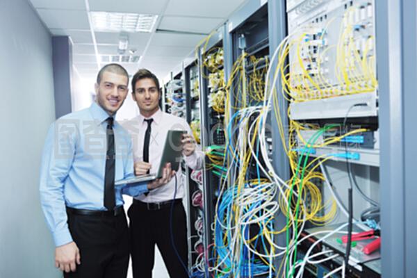 网络服务器室的工程实践 构建高效稳定的网络基础设施